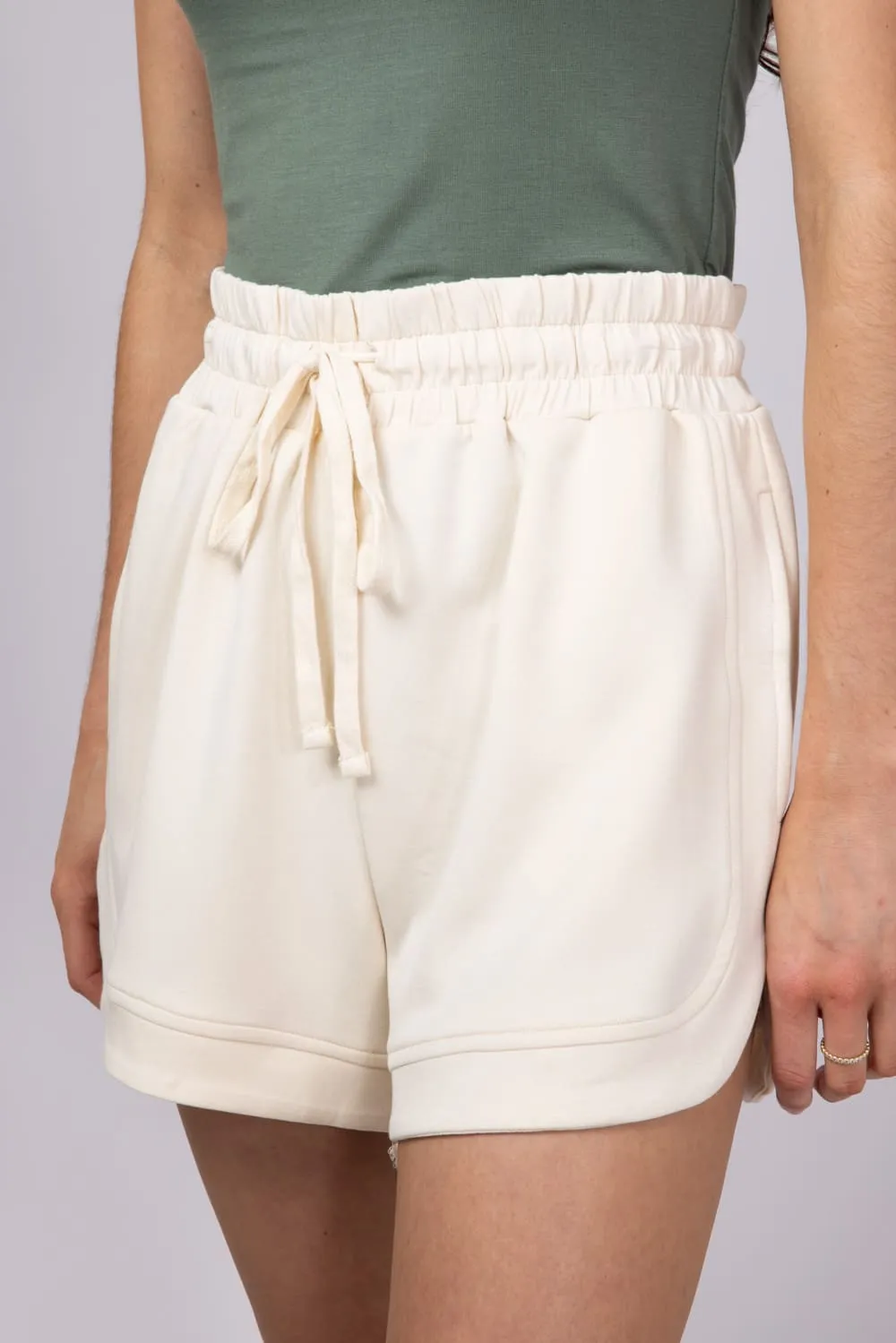 Scuba Knit Loose Sweat Shorts for Women in Off White | DZ25C563-ALPACA